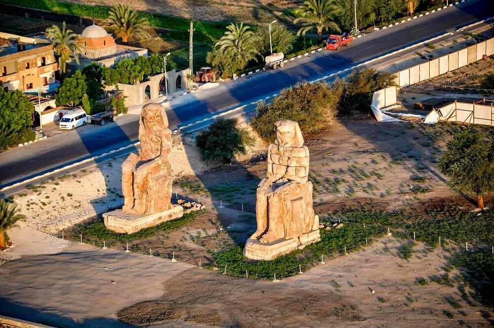 {"en":"Colossi of memnon facts"}