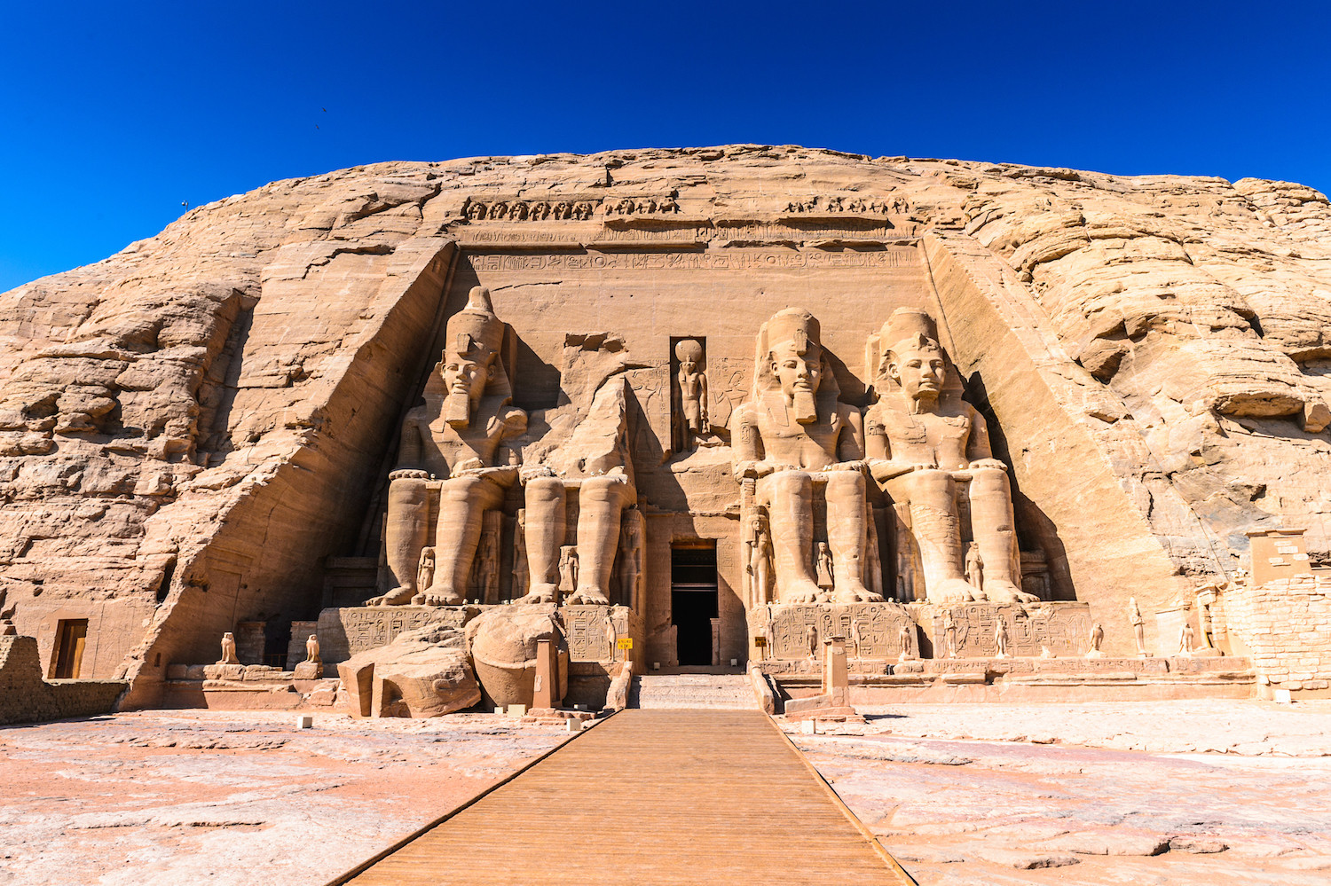 {"en":"Luxor to Abu Simbel distance"}